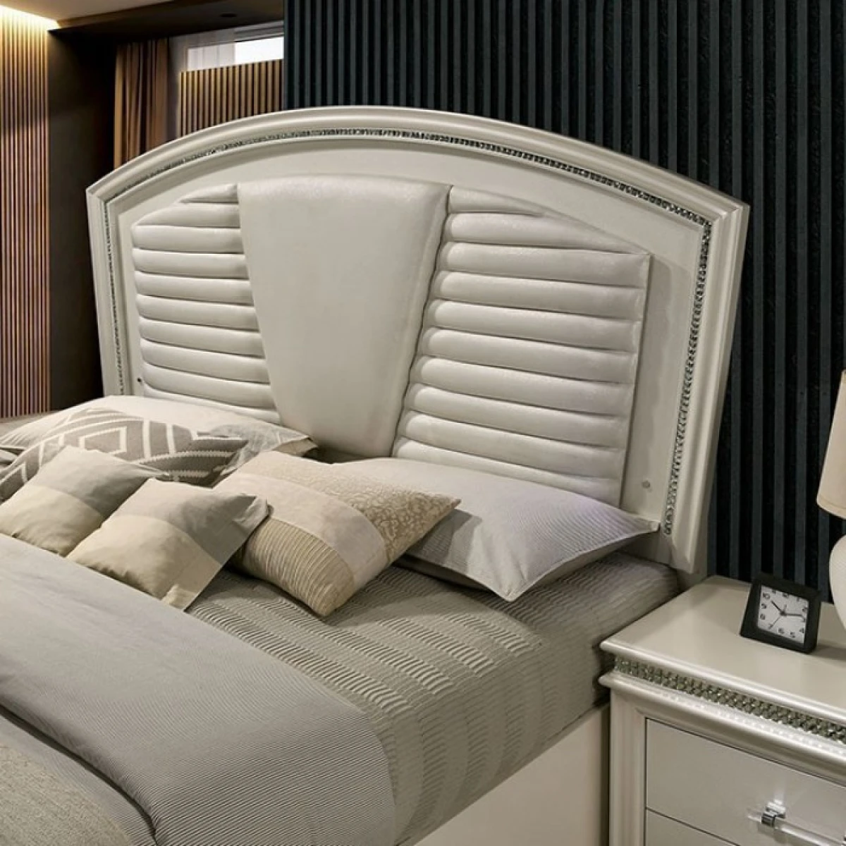 Maddie 4 Pc Queen Bedroom Set - Image 4