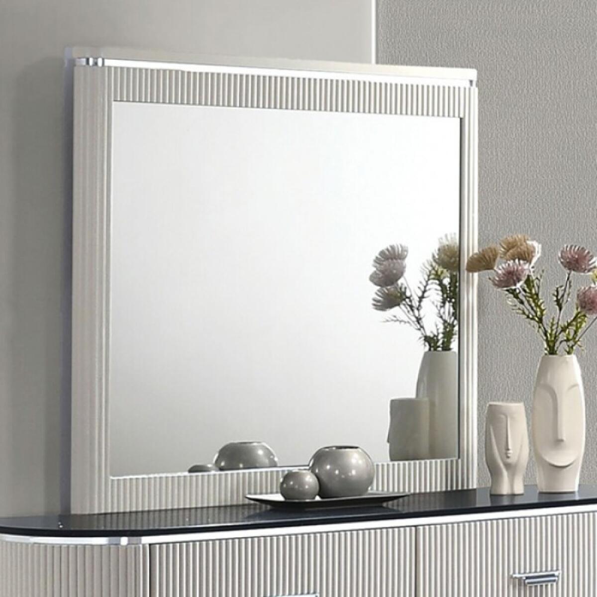 896b5845f62a283298ae00d8c1b087fa Aldgate Mirror - Image 1