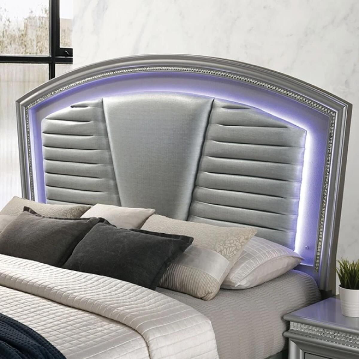 Maddie 5 Pc Queen Bedroom Set - Image 5