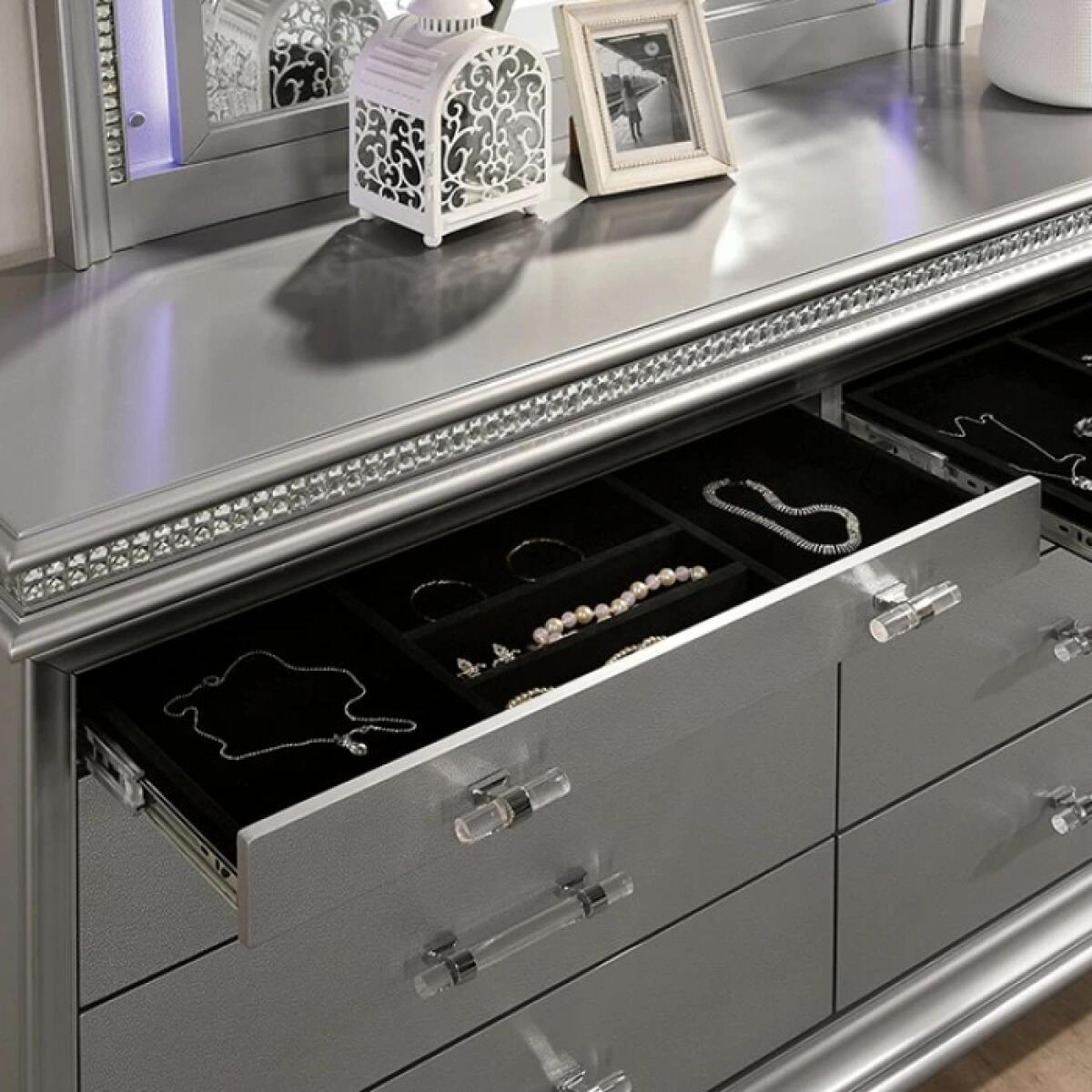 Maddie 4 Pc Queen Bedroom Set - Image 10